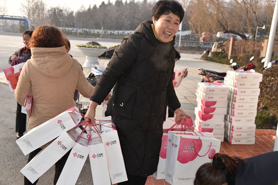 重山集團(tuán)2020致良知在路上--重山集團(tuán)為南韓村星級(jí)文明戶(hù)發(fā)放獎(jiǎng)品（一）