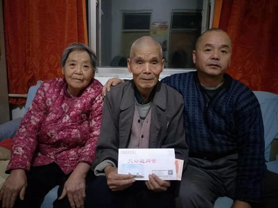 傳遞寒冬溫情 詮釋重山大愛(ài) ——重山集團(tuán)發(fā)放職工父母慰問(wèn)金