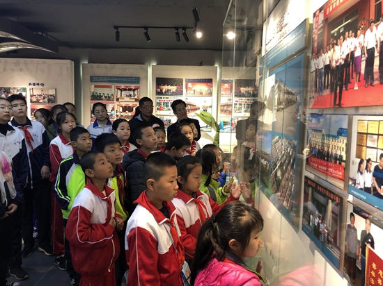 重山集團參加羅村中心?！皭坌闹鷮W(xué)”資助金發(fā)放儀式25